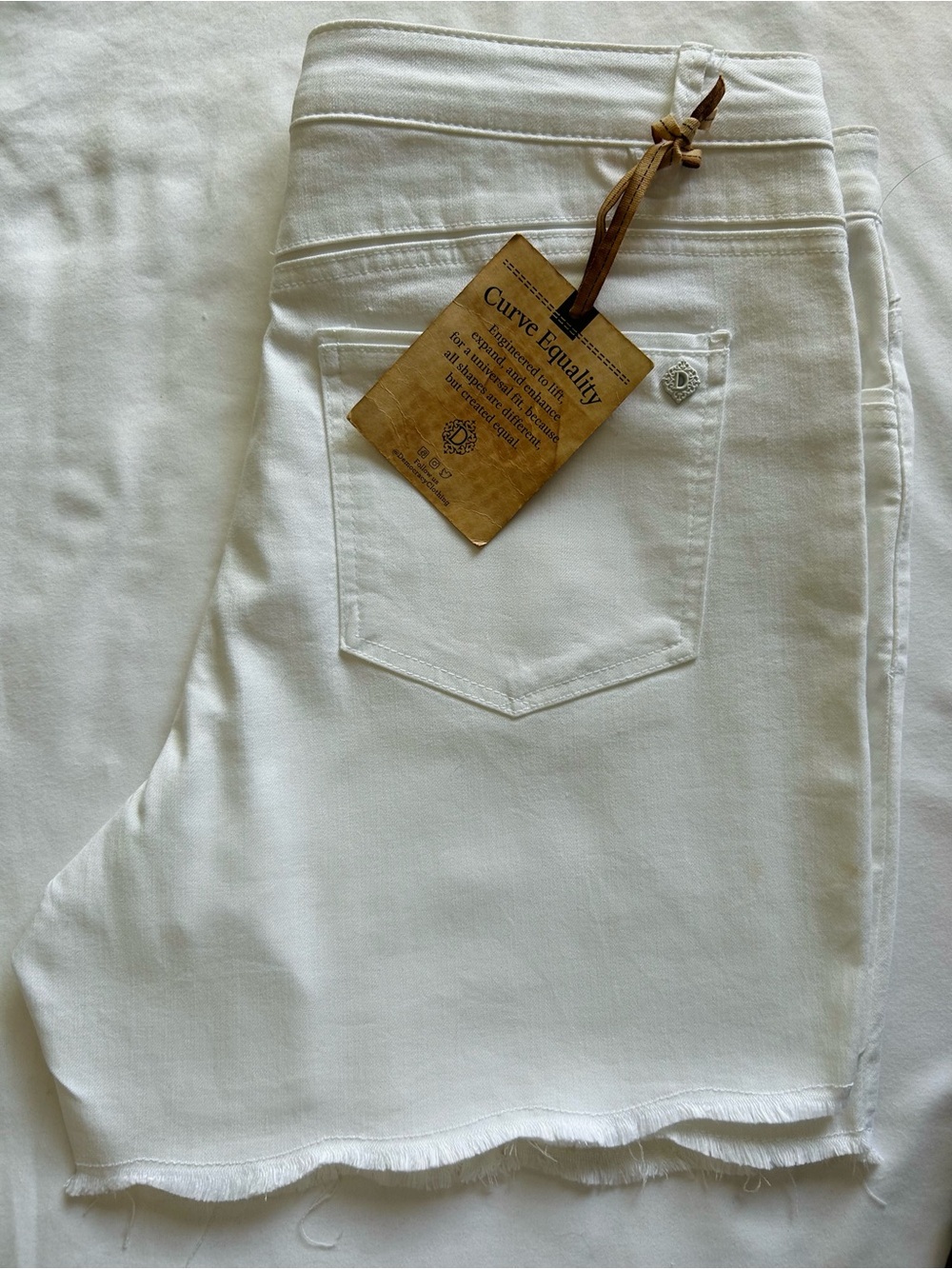 NWT - Democracy “Mold & Hold” White Denim Shorts w. Scalloped Hem
